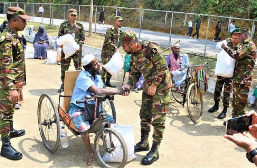খাগড়াছড়িতে সেনাবাহিনীর ইফতার বিতরণ