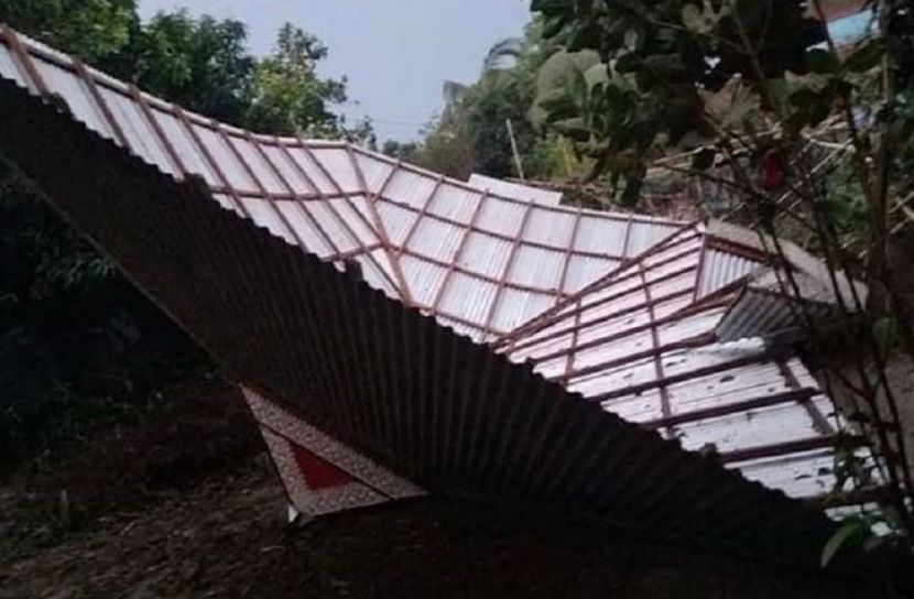 মুন্সীগঞ্জে শিলাবৃষ্টিতে ঘরবাড়ি বিধ্বস্ত
