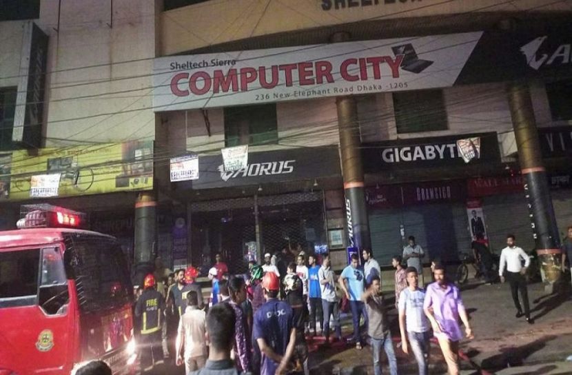 এলিফ্যান্ট রোডে আগুনে ১ জন আহত