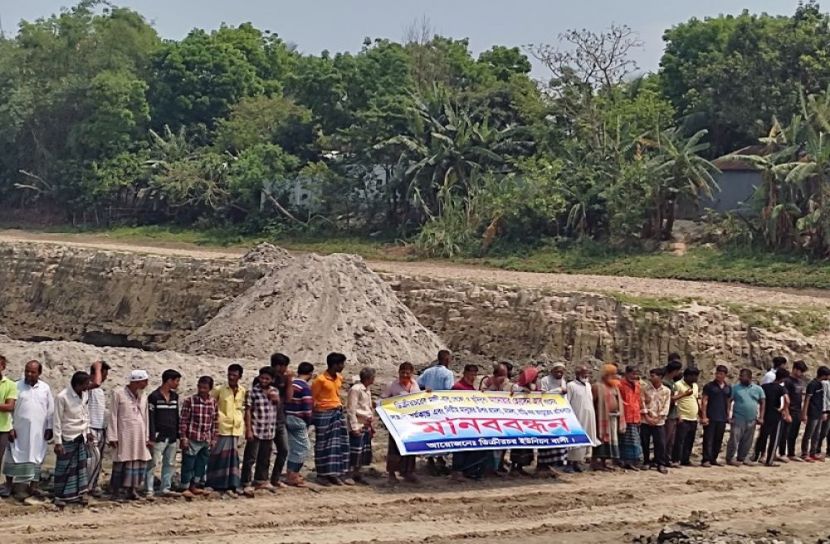 ফসলীর জমির ফসল ও মাটি নেয়াও প্রতিবাদ 