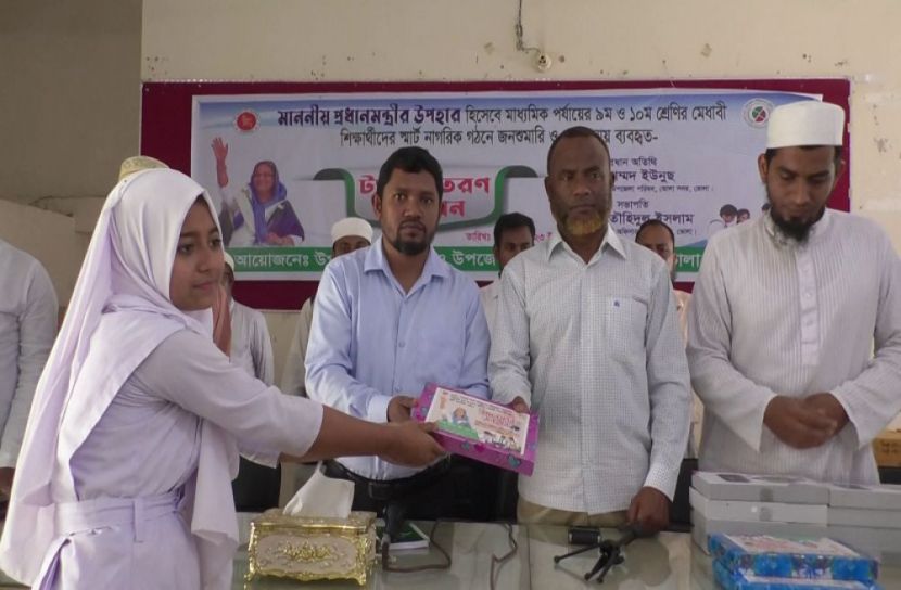 প্রধানমন্ত্রীর উপহারের ট্যাব পেল শিক্ষার্থীরা