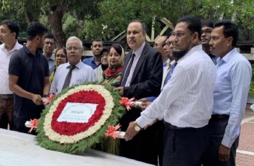 বঙ্গবন্ধুর সমাধিতে নবনিযুক্ত কন্ট্রোলারের শ্রদ্ধা