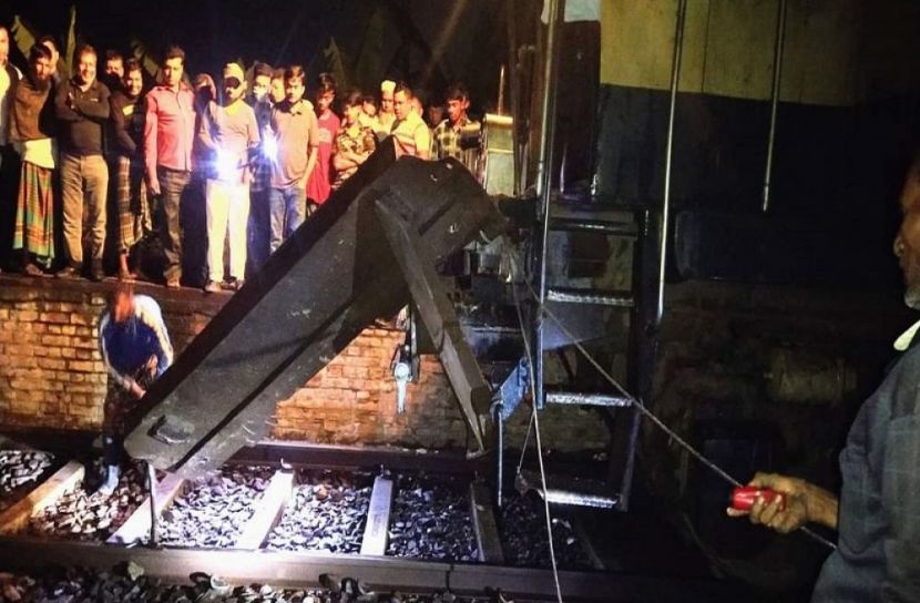 ট্রেনের ধাক্কায় দুমড়ে-মুচড়ে গেল নসিমন