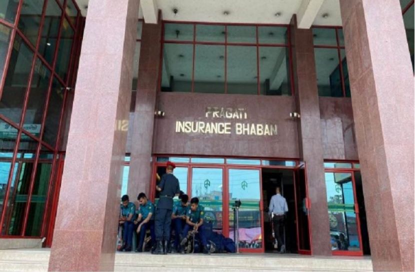 অতিরিক্ত পুলিশ 'প্রথম আলো’ ভবনের সামনে