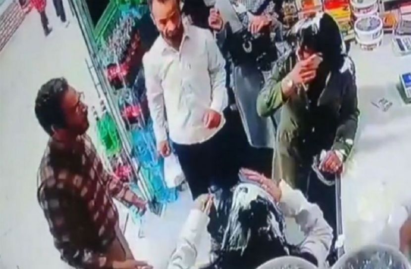 ইরানে চুল খোলা রাখায় নারী গ্রেফতার