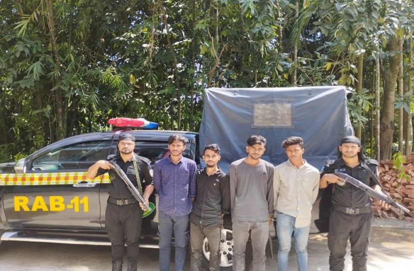 নোয়াখালীতে অস্ত্রসহ গ্রেফতার ৪