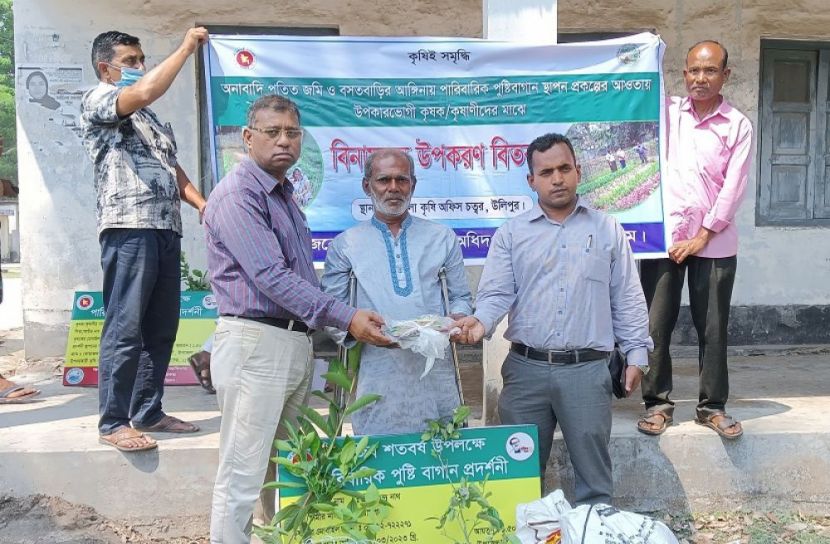 উলিপুরে কৃষি উপকরণ বিতরণ