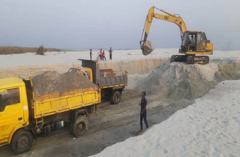 পাবনার পদ্মায় বালু উত্তোলনের মহোৎসব