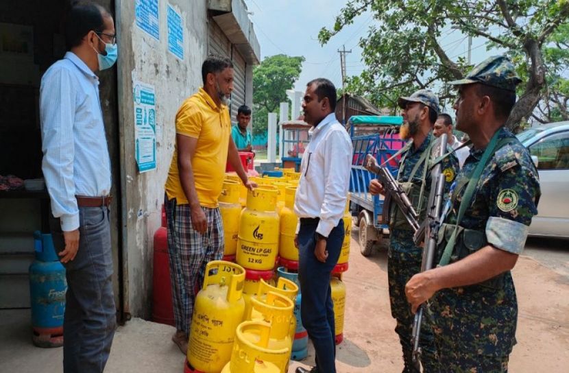 বেশী দামে এলপিজি বিক্রি করায় জরিমানা