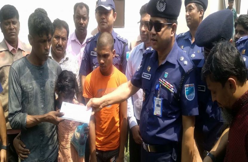 নির্যাতিত পিতা-পুত্রের পাশে পুলিশ সুপার