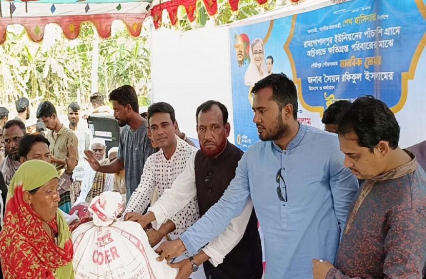 গৌরীপুরে অগ্নিকাণ্ডে ক্ষতিগ্রস্তদের পাশে পৌর মেয়র