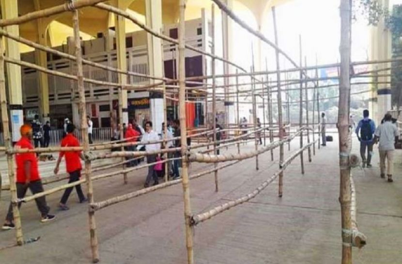 বিনা টিকিটের যাত্রীদের জন্য বাঁশের বেড়া