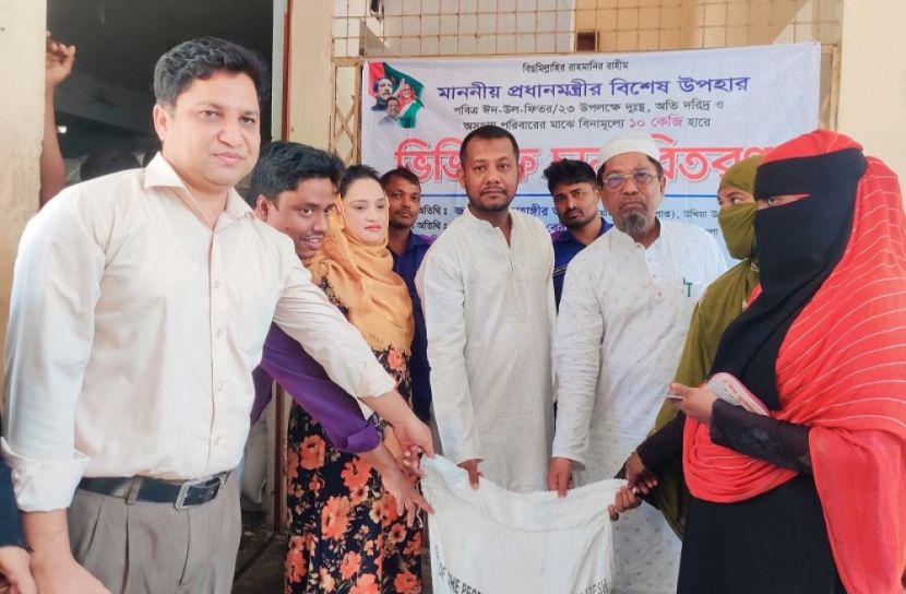 উখিয়ায় হতদরিদ্রের মাঝে প্রধানমন্ত্রীর উপহার 