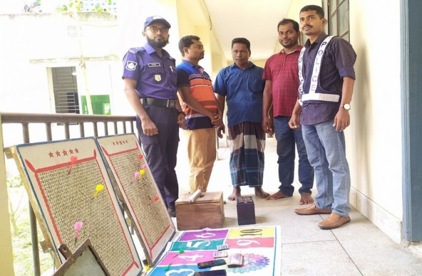 নলছিটিতে জুয়ার আসর থেকে আটক ৩
