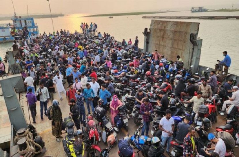 পদ্মায় ফেরিতে মোটরসাইকেল পারাপার শুরু