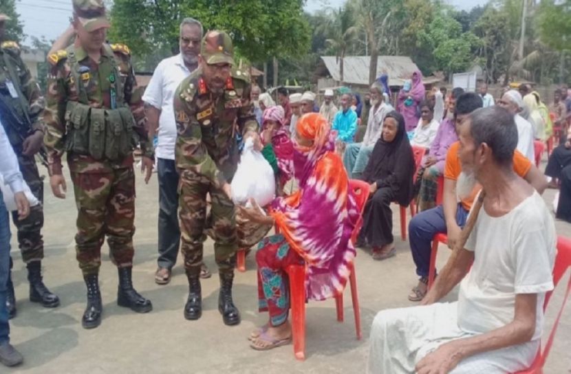 পানছড়িতে সেনাবাহিনীর ঈদ উপহার বিতরণ
