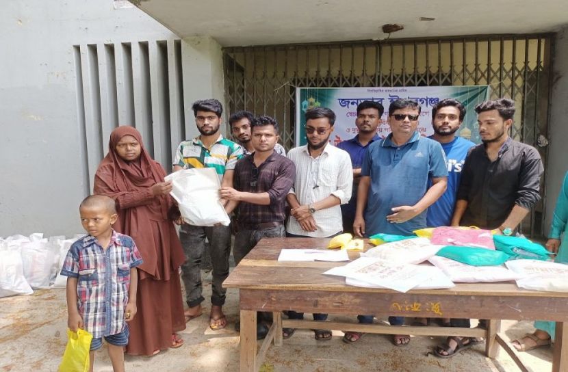 বিনামূল্যে পোশাক ও ঈদ সামগ্রী বিতরণ 