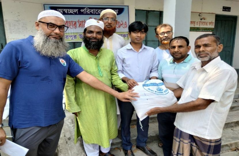 কুষ্টিয়ায় একশ পরিবার পেল ঈদ উপহার 