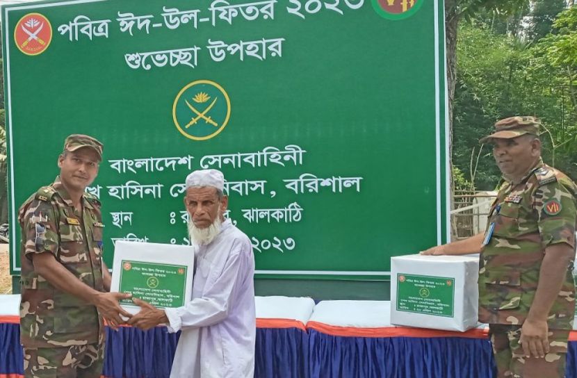 দরিদ্রদের মাঝে সেনাবাহিনীর খাদ্য সামগ্রী বিতরণ