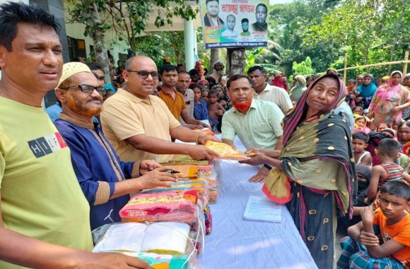 শরীয়তপুরে অসহায়দের মাঝে ঈদ বস্ত্র বিতরণ