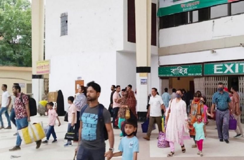  কমলাপুরে ঘরমুখো মানুষের ভিড়