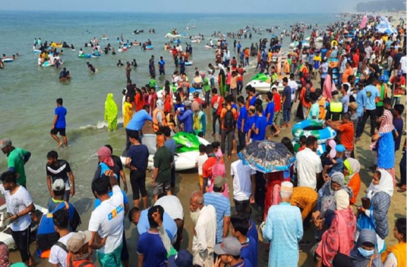 কক্সবাজারে পর্যটকের ঢল