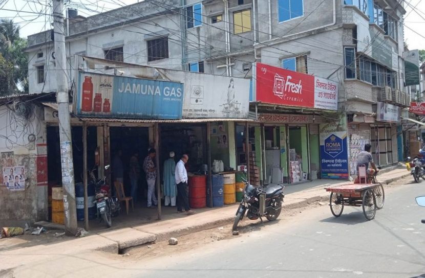 নির্দেশনা মানলেন না দাহ্য পদার্থ বিক্রয়কারী!