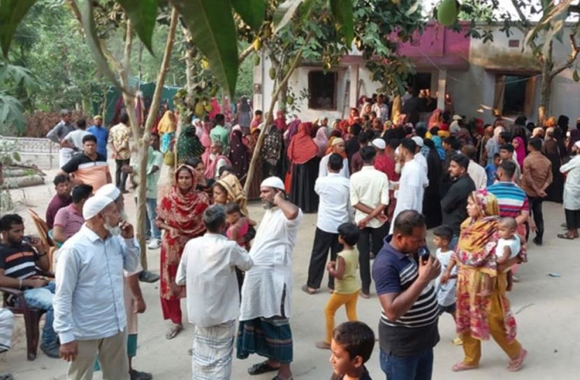 নিহতদের বাড়ীতে মানুষের ভীড় (ছবি: সংগৃহীত)