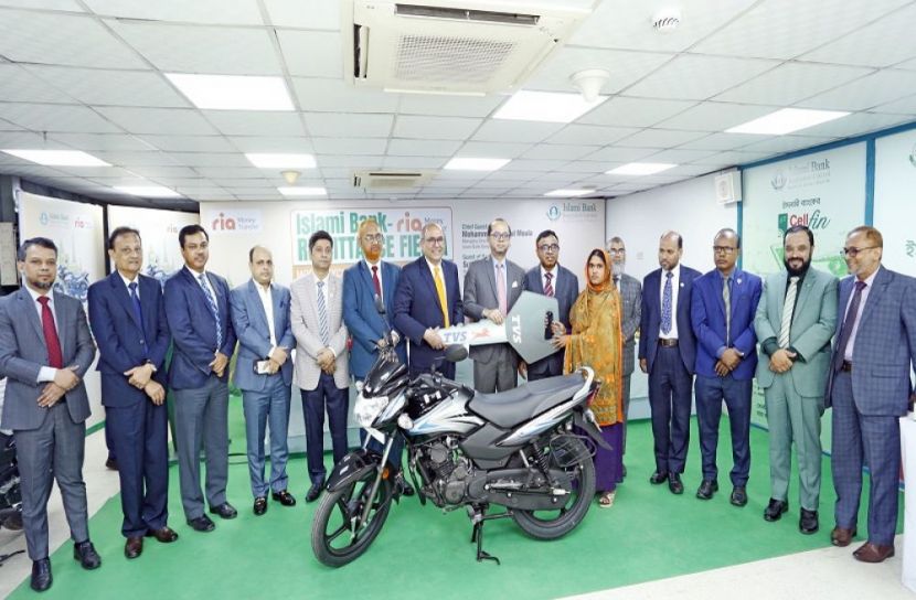 ইসলামী ব্যাংক রেমিট্যান্স উৎসবের মোটরসাইকেল হস্তান্তর