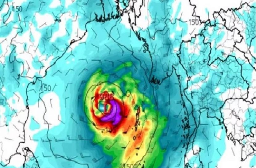 ধেয়ে আসছে ‘মোখা’
