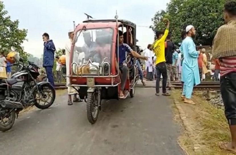 ট্রেনের ধাক্কায় ২ বাইক আরোহীর মৃত্যু