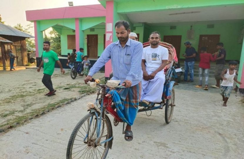 রিকশা চালিয়ে জীবিকা নির্বাহ করেন মাইকেল মেম্বার!