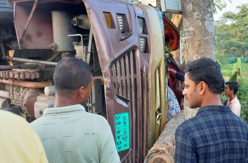 ঝালকাঠিতে যাত্রীবাহী বাস উল্টে আহত ২০