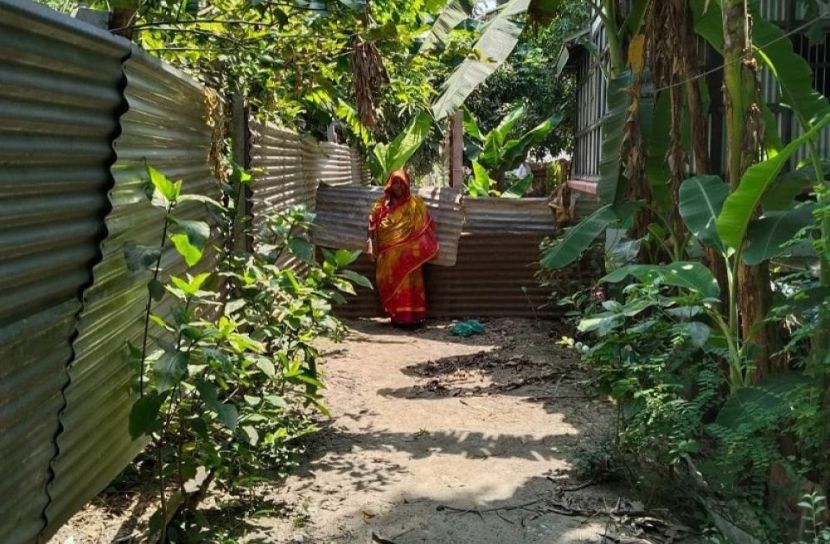 চলাচলের রাস্তা দখল হওয়ায় বন্দী ৪০ প‌রিবার!