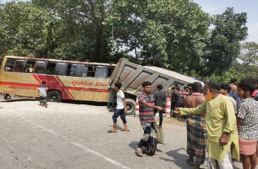 বোয়ালমারীতে বাস-ট্রাক সংঘর্ষে আহত ২৫