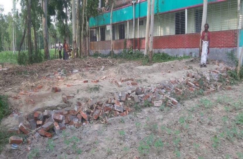 প্রাচীর ভাঙচুর ও জমি দখলের অভিযোগ