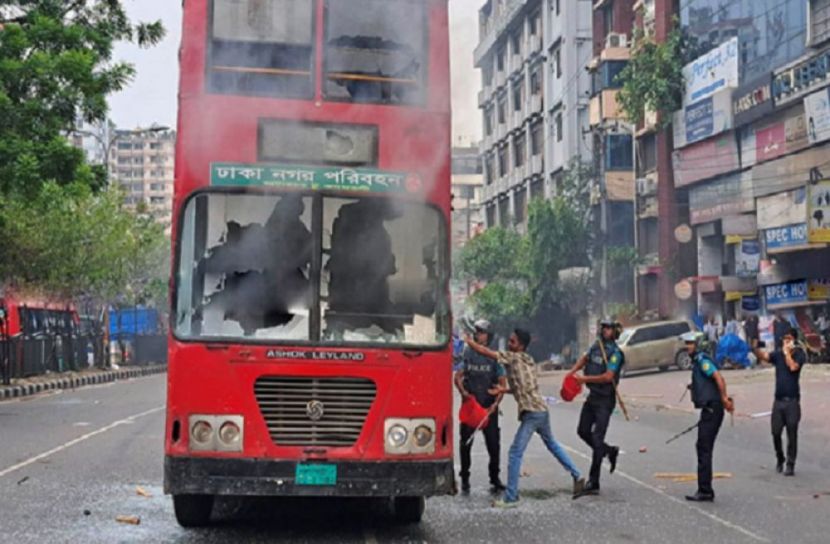 বিএনপি-পুলিশ সংঘর্ষ, বাসে আগুন