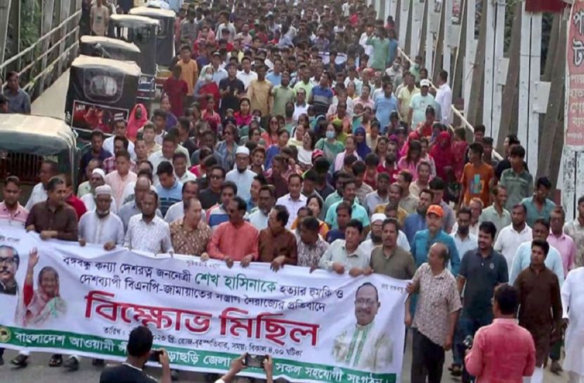 প্রধানমন্ত্রীকে হত্যার হুমকির প্রতিবাদে বিক্ষোভ