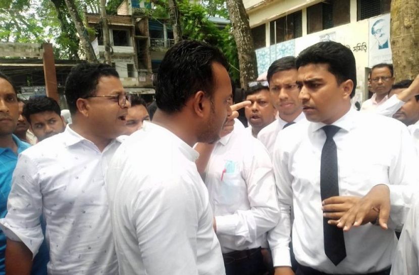 শরীয়তপুরে আইনজীবীদের ২ গ্রুপের হাতাহাতি!