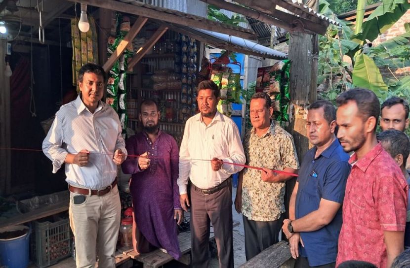 দোকান উপহার দিল কাঞ্চন ফাতেমা ফাউন্ডেশন