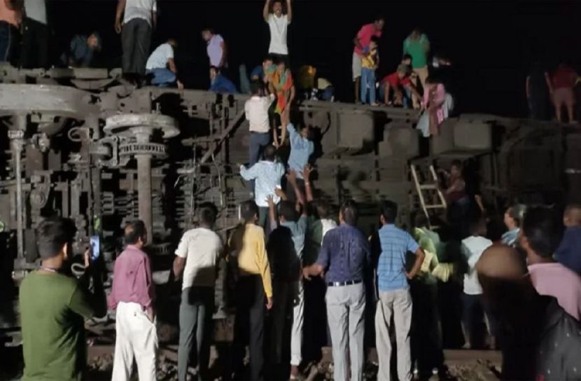 বাংলাদেশিদের জন্য হটলাইন নম্বর চালু