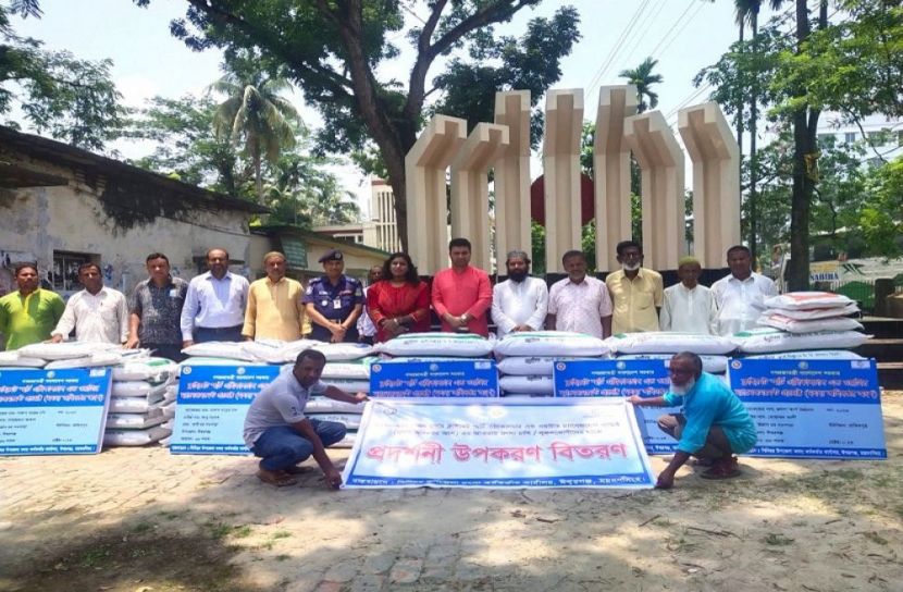 চাষিদের মাঝে মৎস্য উপকরণ বিতরণ