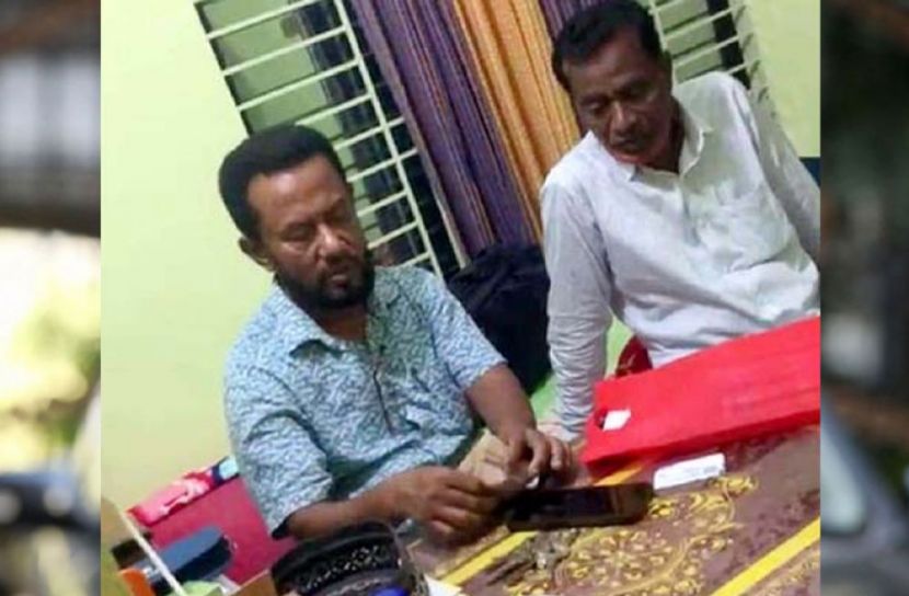 ঘুসের টাকা গুনছেন সেটেলমেন্ট কর্মকর্তা/ছবি: সংগৃহীত