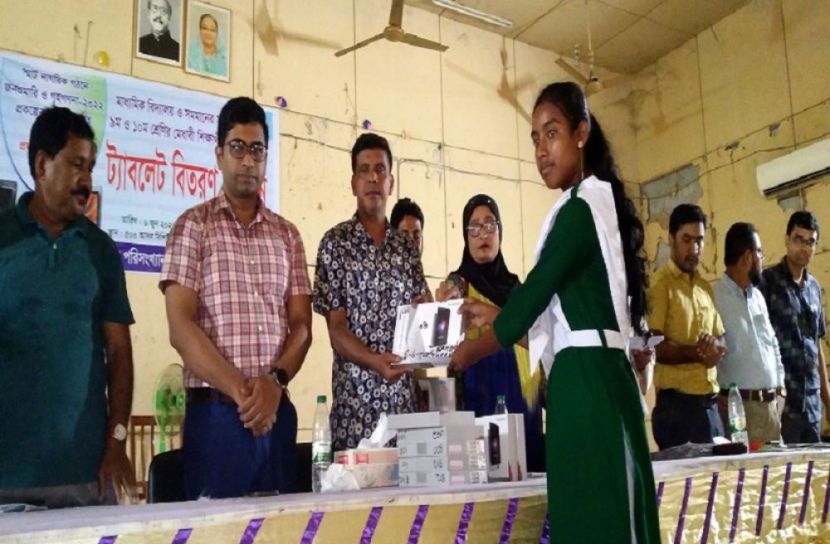 মধুখালীতে শিক্ষার্থীদের মাঝে ট্যাব বিতরণ
