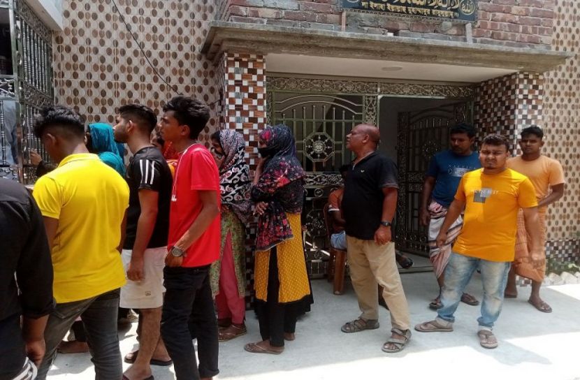 অন্তরঙ্গ অবস্থায় হাতেনাতে ধরা প্রবাসীর স্ত্রী!