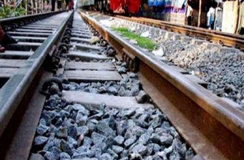 ট্রেনের ধাক্কায় প্রাণ গেল চালকের