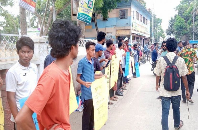 গাছ কাটা ও বিদ্যুৎ বিভ্রাটের প্রতিবাদে অবরোধ