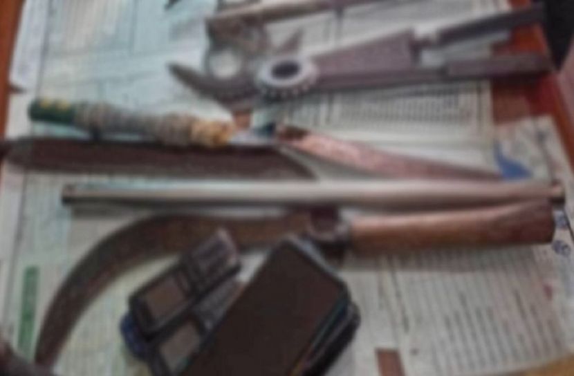 অস্ত্রসহ ১৬ স্কুলছাত্র আটক