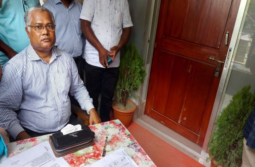 বারান্দায় বসে অফিস করলেন অধ্যক্ষ