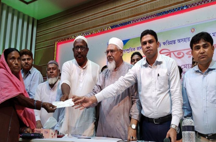 ক্ষতিগ্রস্তদের ধর্ম প্রতিমন্ত্রীর চেক বিতরণ